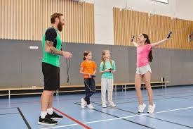 养老？不存在！40岁永动机累瘫了：触球101次 连续10轮狂奔90分钟